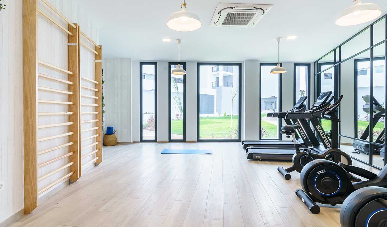 Máquinas y zona de entrenamiento del gimnasio comunitario